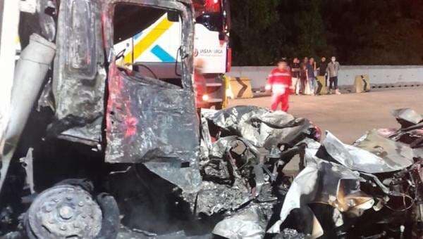 Penampakan Kecelakaan Maut di GT Ciawi: Mobil Rusak Parah, Muatan Galon Berserakan