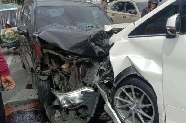Kecelakaan Mobil Vellfire Tabrak Avanza dan Betor di Medan, 2 Orang Terluka