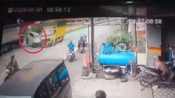 Detik-Detik Xenia Ditabrak 2 Truk di Pemalang Terekam CCTV, Terpental hingga Remuk
