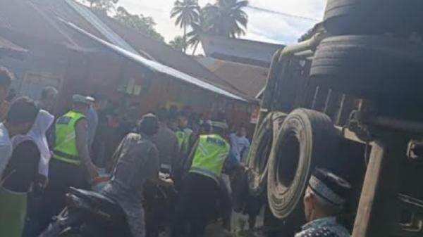 Truk Tronton Bermuatan Beras Rem Blong Tabrak 2 Mobil di Tapsel, 14 Orang Dilarikan ke RS