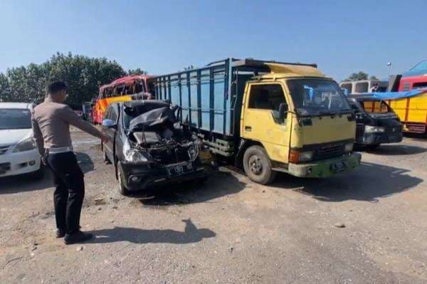 Kecelakaan Mobil Tabrak Truk di Tol Jombang: 3 Orang Tewas Sekeluarga, Balita Selamat