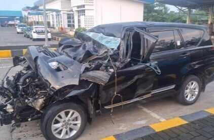 Mobil Anggota DPR Tabrak Truk di Tol Pemalang, 2 Orang Tewas 2 Luka Mobil Anggota DPR Tabrak Truk di Tol Pemalang, 2 Orang Tewas 2 Luka