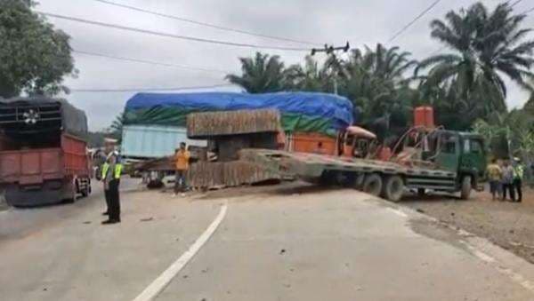Truk Angkut Ekskavator Tabrak 2 Kendaraan di Jalinsum Labusel, 4 Luka-Luka