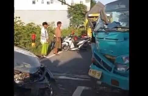 Honda Stream Angkut 7 Penumpang Tabrakan dengan Truk di Bangkalan, 4 Luka-Luka