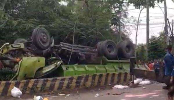 Detik-Detik Mengerikan Truk Rem Blong Tabrak Pikap dan Motor di Probolinggo, 4 Tewas