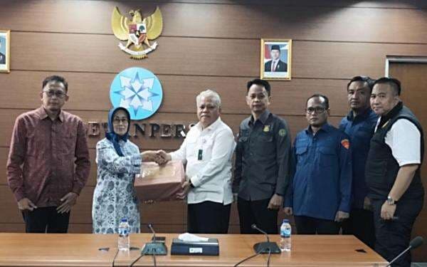 Kejagung Serahkan Setumpuk Dokumen Kasus Direktur Jak TV ke Dewan Pers