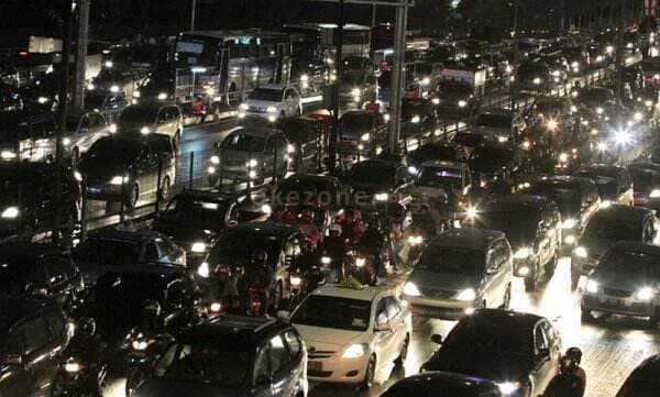 Kemacetan Panjang Terjadi di Sejumlah Ruas Jalan Jakarta Malam Hari Ini