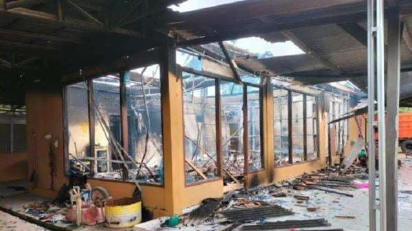 Mencekam! Kerusuhan di Lampung Tengah, Kendaraan hingga Rumah Lurah Dibakar