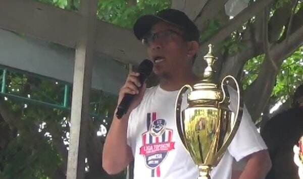 Ketua Perindo Sulteng Serahkan Piala Usia Dini Kejuaraan Sepak Bola di Palu