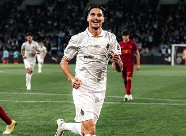 Aksi Tekel Bersih Kevin Diks di Laga Uji Coba Borussia Monchengladbach Curi Perhatian, Netizen Kagum!