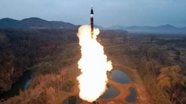 Kim Jong-un Memandu Uji Coba Rudal Balistik Hipersonik Korea Utara