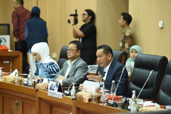 RI Bakal Tambah Impor Migas dari AS, Komisi XII Sebut Menyeimbangkan Neraca Perdagangan