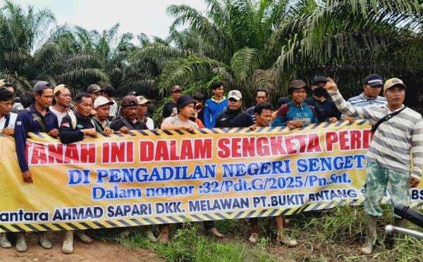 Tolak Kehadiran TNI, Ratusan Warga di Muarojambi Datangi Kamp Perkebunan Sawit PT BBS Tolak Kehadiran TNI, Ratusan Warga di Muarojambi Datangi Kamp Perkebunan Sawit PT BBS