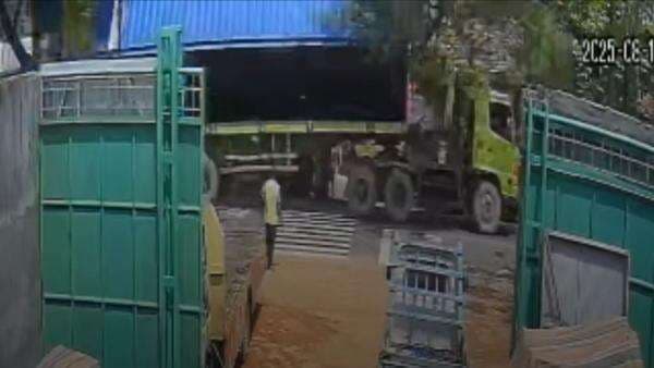 Kontainer Jatuh di Depan Sekolah Menimpa 9 Siswa SD