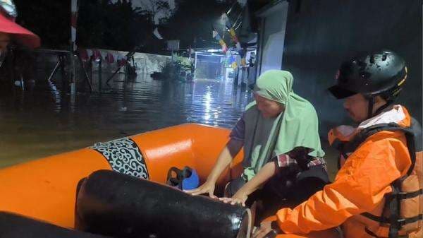 Ketinggian Air Meningkat, Warga Tangsel Terdampak Banjir Dievakuasi Gunakan Perahu Karet