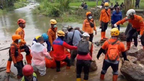 Korban Longsor Subang Ditemukan Setelah 6 Hari Pencarian, Isak Tangis Warnai Pemakaman
