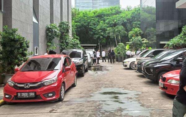 KPK Pindahkan 13 Kendaraan Sitaan Kasus Kemnaker ke Rupbasan, Begini Penampakannya KPK Pindahkan 13 Kendaraan Sitaan Kasus Kemnaker ke Rupbasan, Begini Penampakannya