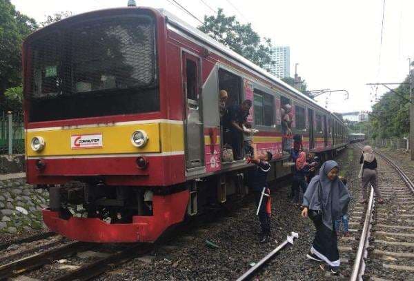 Terobos Palang Pintu, Pemotor Tewas Terlindas KRL di Tanah Abang