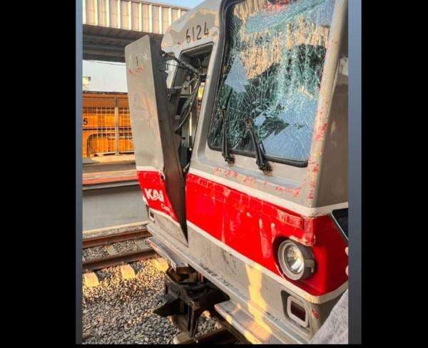 Tabrakan dengan Truk, Masinis KRL Tangerang-Duri Dilarikan ke Rumah Sakit