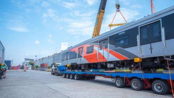 KRL Impor dari China Tiba di Tanjung Priok, Siap Meluncur ke Depok KRL Impor dari China Tiba di Tanjung Priok, Siap Meluncur ke Depok