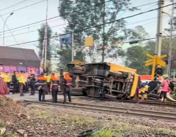 3 Orang Terluka Akibat KRL Tabrak Truk di Lintasan Stasiun Tangerang