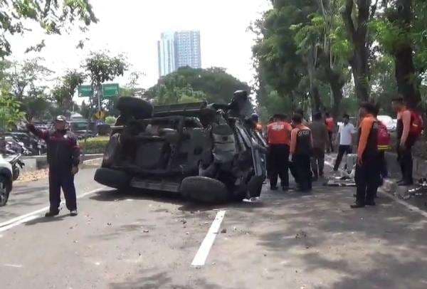 Kecelakaan di Surabaya, Land Cruiser Terbalik akibat Sopir Mengantuk, 3 Luka-Luka