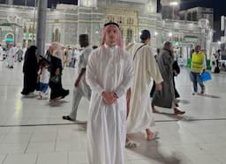 Laksanakan Ibadah Umrah, Biaggio Walsh Cucu Muhammad Ali Puji Tradisi dan Budaya Saudi
