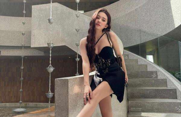 Gaya Menggoda Gamer Cantik Laura Ziphora dengan Mini Dress Hitam, Pamerkan Kaki Mulus