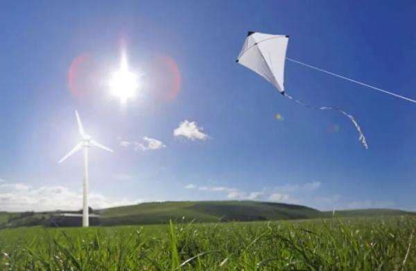 Viral Pemotor Hampir Celaka Terjerat Benang Layangan