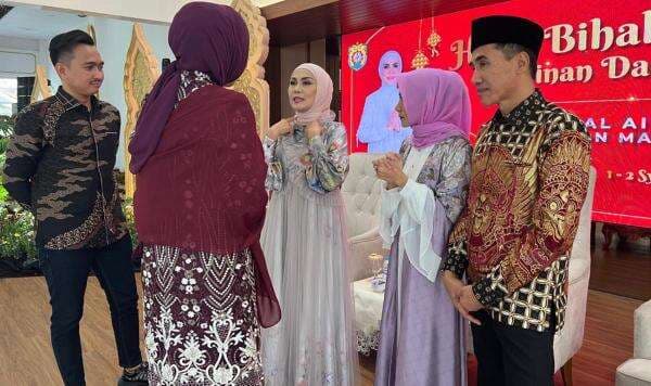 Open House Lebaran, Bupati Kendal Kenakan Dress KSFW 2025