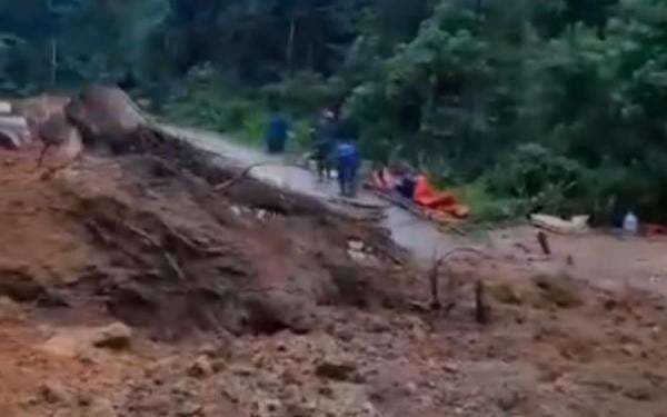 Longsor, Jalan Cipanas-Ciparay Lebak Banten Lumpuh
