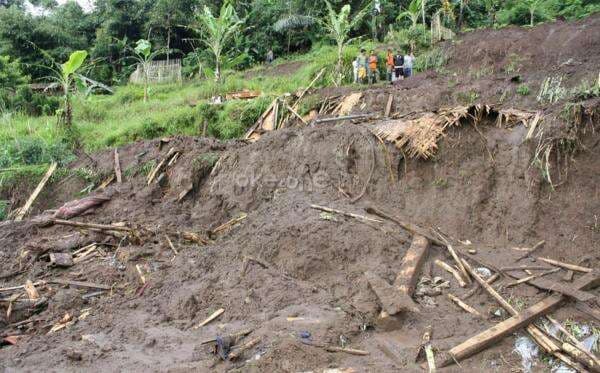 Longsor Timpa Rumah Warga di Jambi, Dua Orang Tewas Tertimbun Tanah