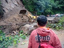 Longsor Tutup Akses Jalan di Kota Padang, Satu Mobil Nyaris Tertimbun