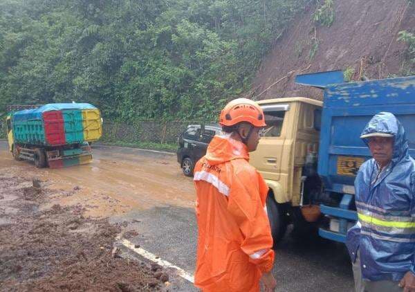 Sempat Tertimbun Longsor, Jalan Raya Malang-Lumajang Kembali Bisa Dilintasi
