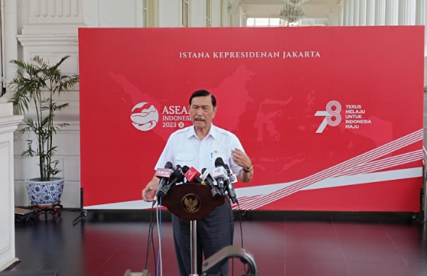 Luhut Bocorkan Anggaran Makan Bergizi Gratis Tembus Rp300 Triliun pada 2026