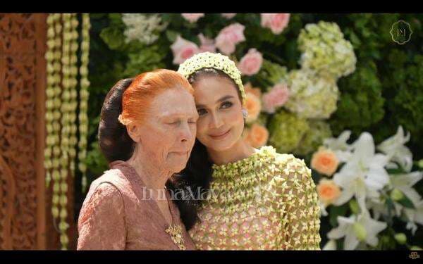 Momen Haru Luna Maya Minta Maaf ke Ibunda saat Proses Sungkeman Jelang Nikah