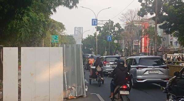 Imbas Galian SJUT, Jalan Saharjo-Soepomo Tebet Arah Pancoran Macet Parah