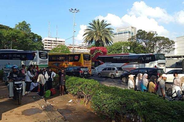Macet di Sekitar Monas usai HUT Bhayangkara, Lalin Didominasi Bus