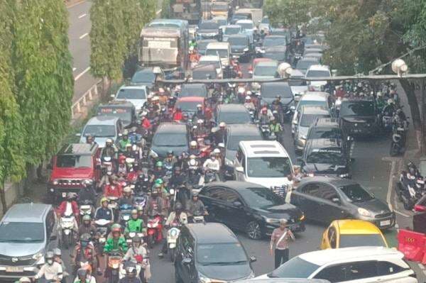 Terungkap! Ini Penyebab Macet Parah di Gatsu Arah Sudirman