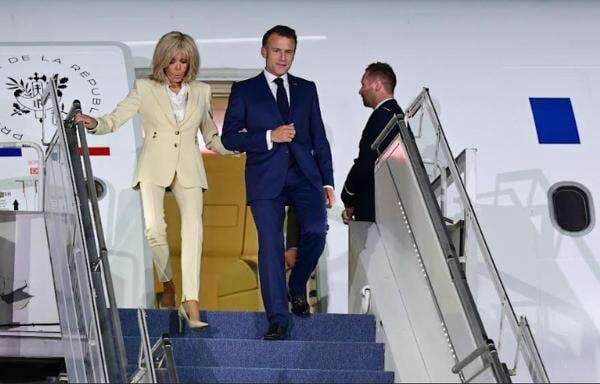 Momen Mesra Presiden Macron dan Istri Gandengan Tangan saat Turun Pesawat di Jakarta