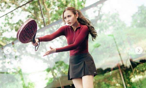 4 Potret Modis Mahalini Main Padel, Menyala Hot Mom!