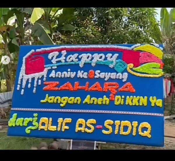 Heboh Mahasiswi KKN Dapat Kiriman Papan Bunga dari Pacar, Netizen: Bucin Akut! Heboh Mahasiswi KKN Dapat Kiriman Papan Bunga dari Pacar, Netizen: Bucin Akut!