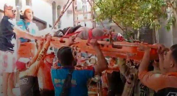 Surabaya Geger, Mahasiswa Nyaris Tewas Tenggak Racun dan Bakar Arang di Kamar Mandi Surabaya Geger, Mahasiswa Nyaris Tewas Tenggak Racun dan Bakar Arang di Kamar Mandi