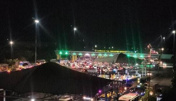 Malam Ini, Polisi Berlakukan One Way dari Tol Cikatama KM 72 - Kalikangkung KM 414
