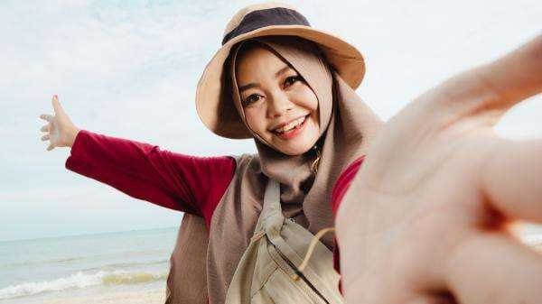 Mamah Nada Ajak Anak Berburu Kerang di Pantai Ambalat