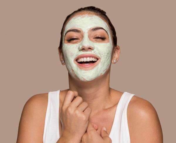 Waktu Terbaik untuk Pakai Masker Wajah, Malam atau Pagi Hari?