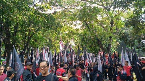Pendukung Hasto Padati Jalan Bungur Besar Raya Jelang Sidang Vonis di PN Jakpus