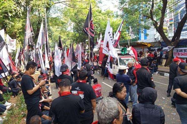 Massa Pro dan Kontra Demo Kawal Vonis Hasto di PN Jakpus