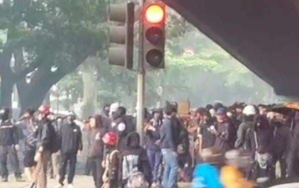 Hari Buruh, Massa Berpakaian Hitam Bentrok dengan Polisi di Dago Bandung