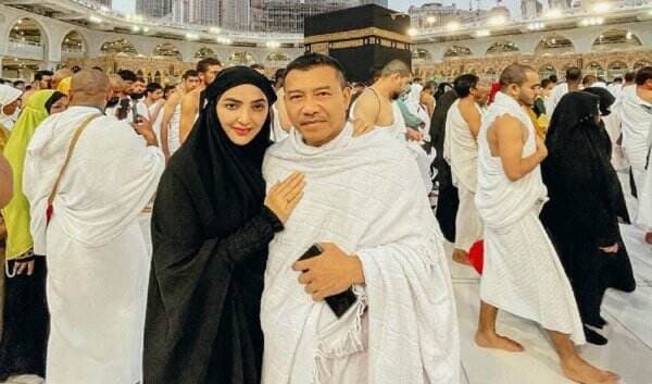 Masya Allah, Keluarga Anang Hermansyah Berbagi Takjil di Makkah